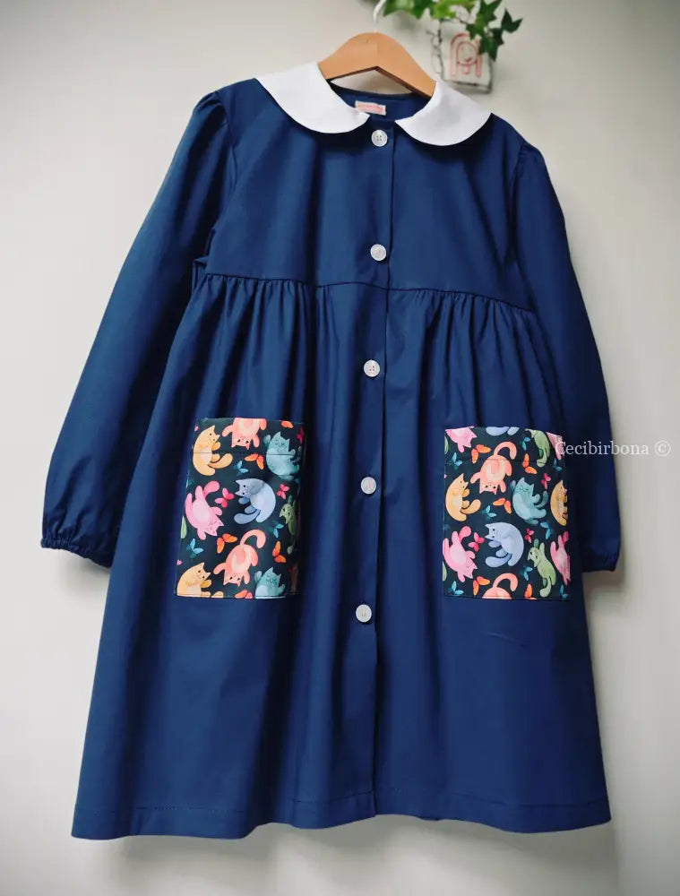 Riservato per Pamela Grembiule blu con i gattini su base scura grembiule scuola bimba