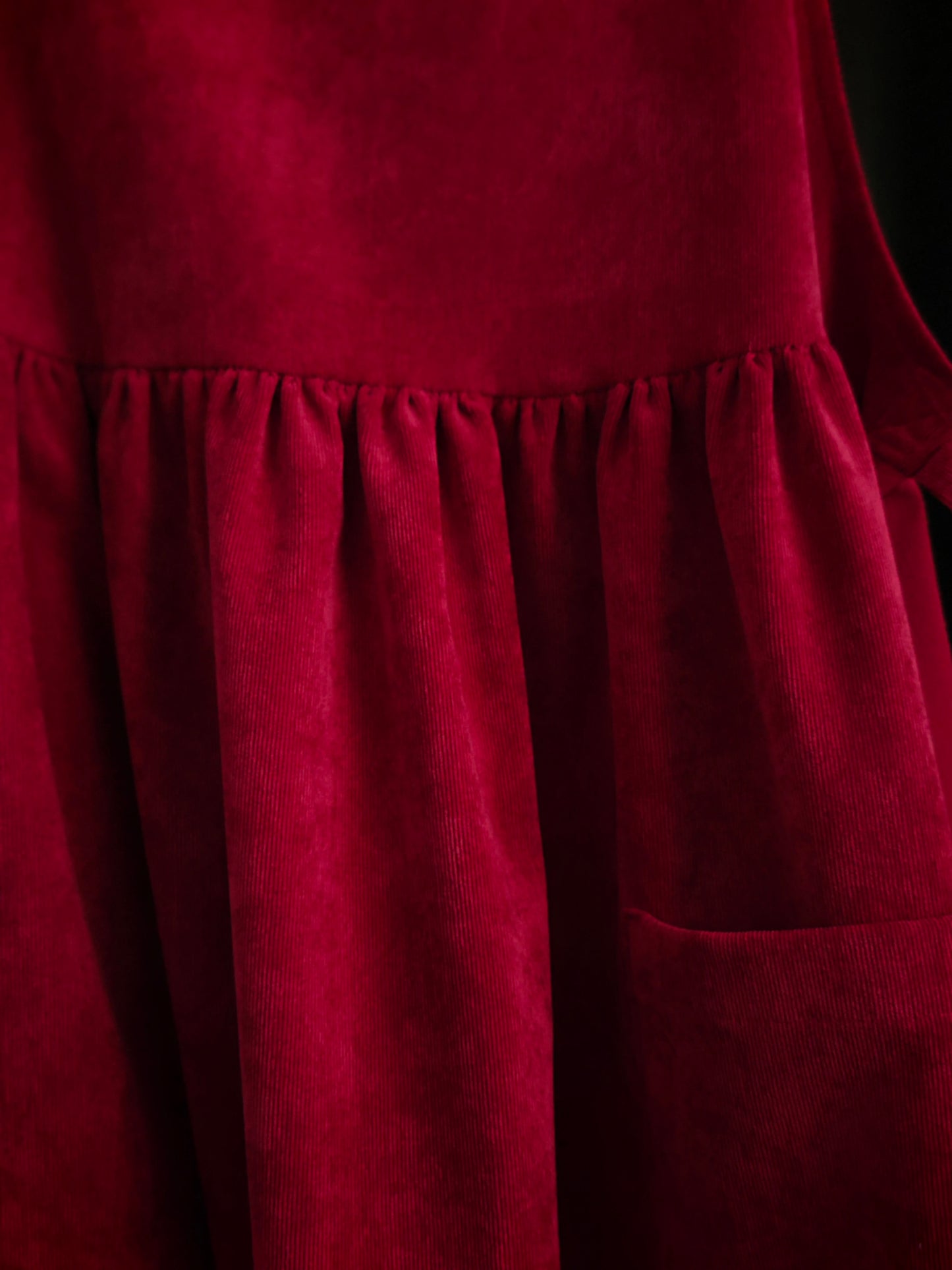 Grembiule in velluto rosso ciliegia (Ref. 460)