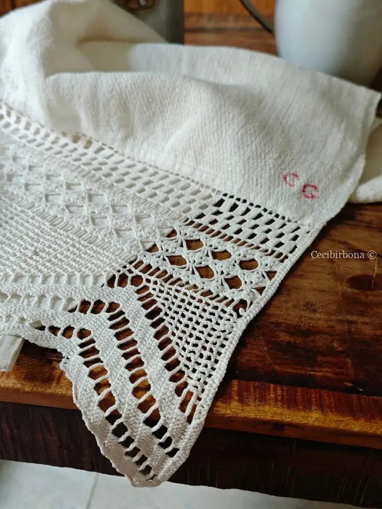 Telo antico in cotone con balza uncinetto e monogramma CG biancheria antica per la casa