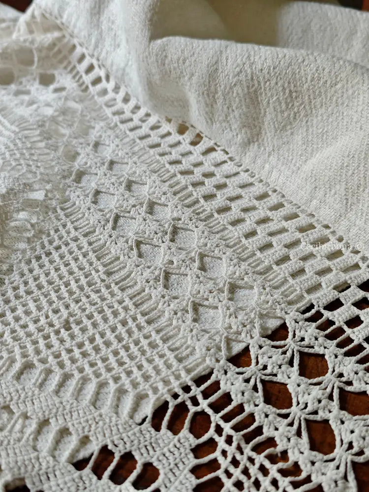 Telo antico in cotone con balza uncinetto e monogramma CG biancheria antica per la casa