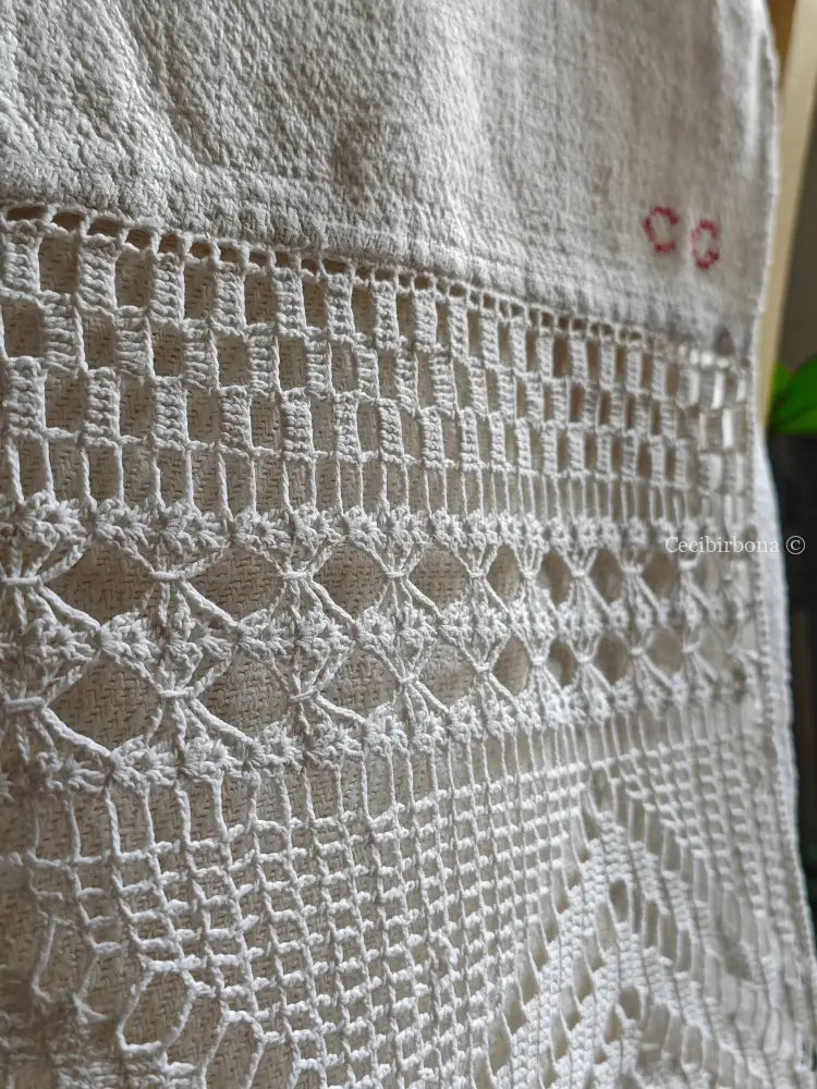 Telo antico in cotone con balza uncinetto e monogramma CG biancheria antica per la casa