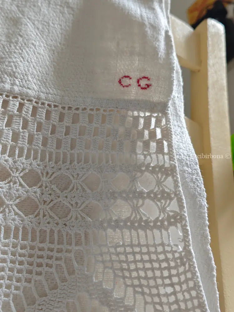 Telo antico in cotone con balza uncinetto e monogramma CG biancheria antica per la casa