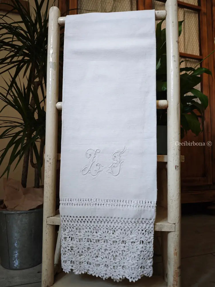 Telo antico in cotone con balze e monogramma biancheria antica per la casa