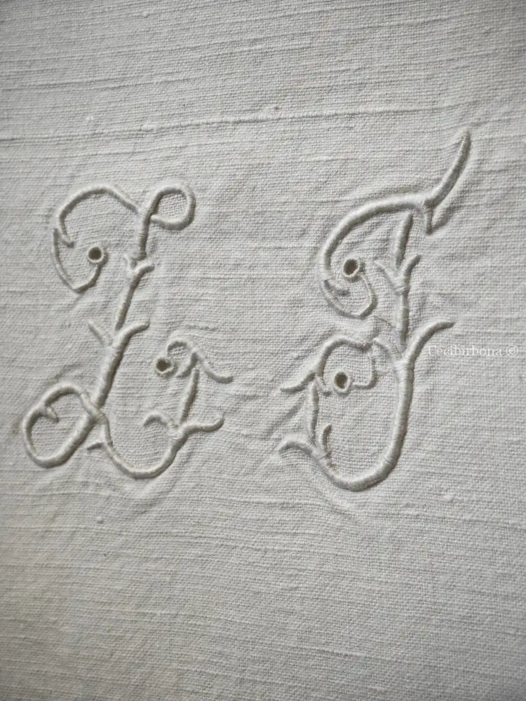 Telo antico in cotone con balze e monogramma biancheria antica per la casa
