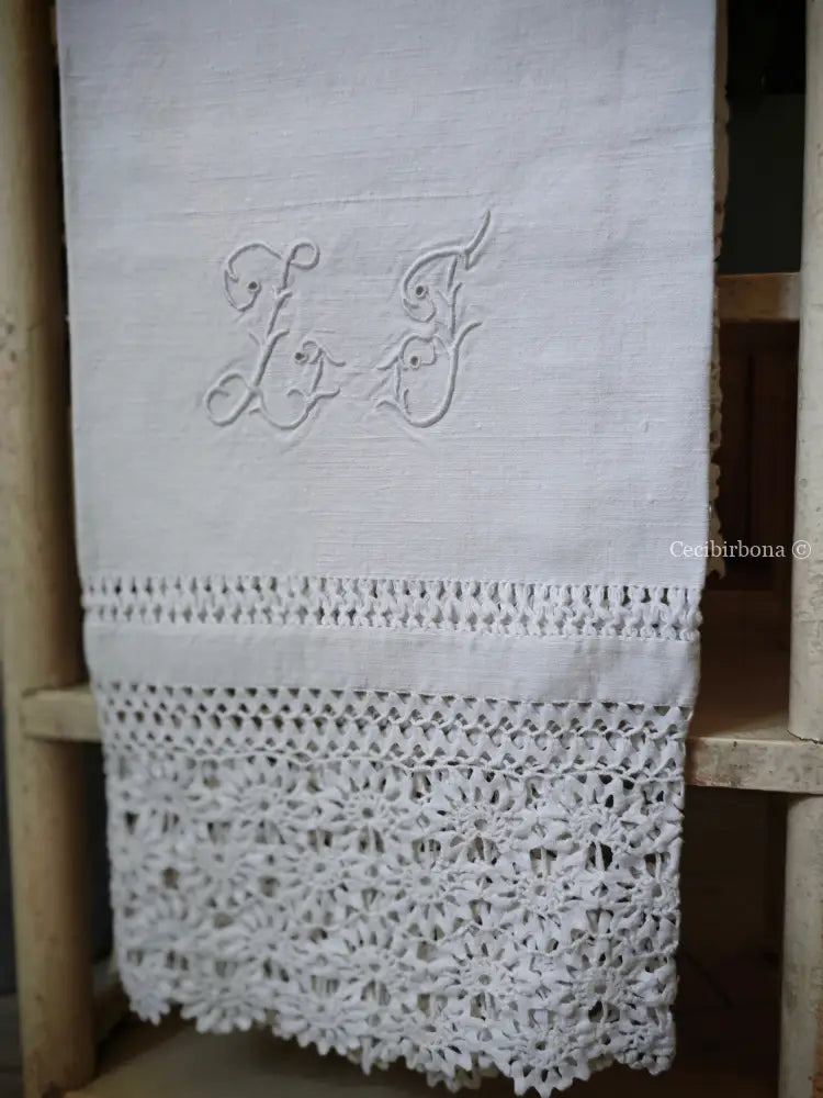 Telo antico in cotone con balze e monogramma biancheria antica per la casa
