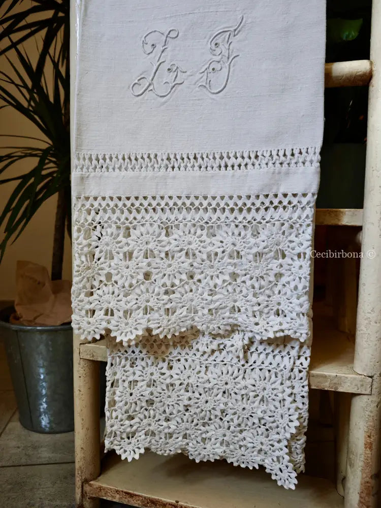 Telo antico in cotone con balze e monogramma biancheria antica per la casa