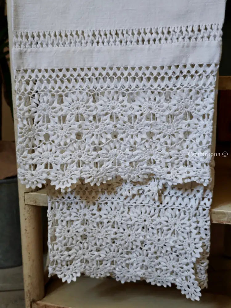 Telo antico in cotone con balze e monogramma biancheria antica per la casa