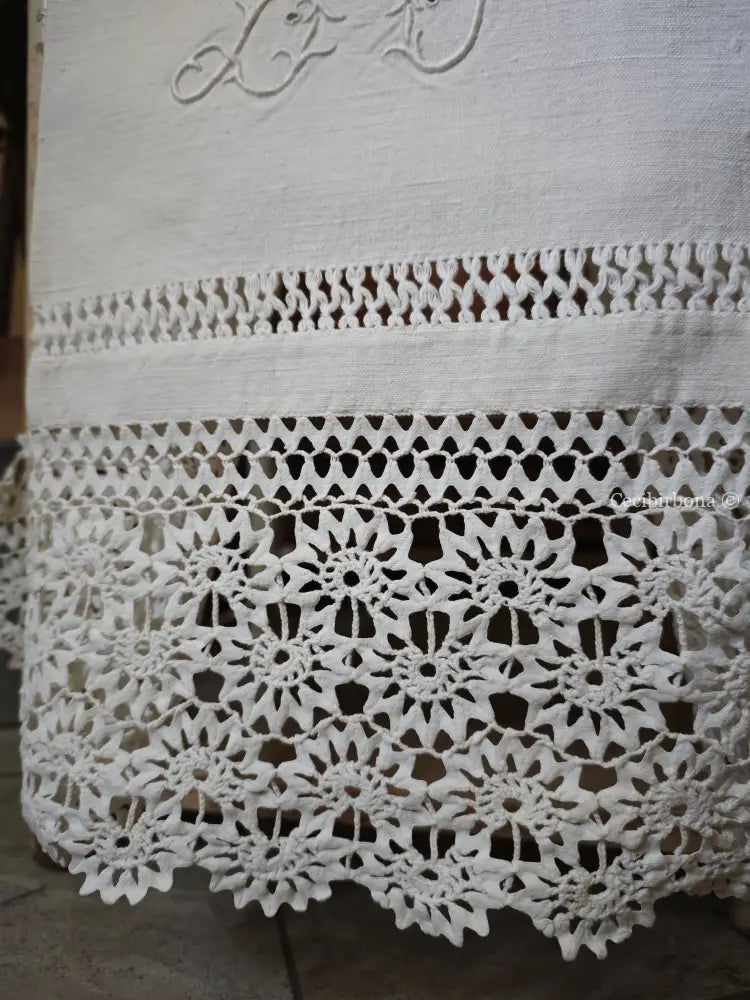 Telo antico in cotone con balze e monogramma biancheria antica per la casa