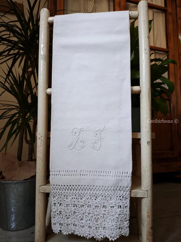 Telo antico in cotone con balze e monogramma biancheria antica per la casa