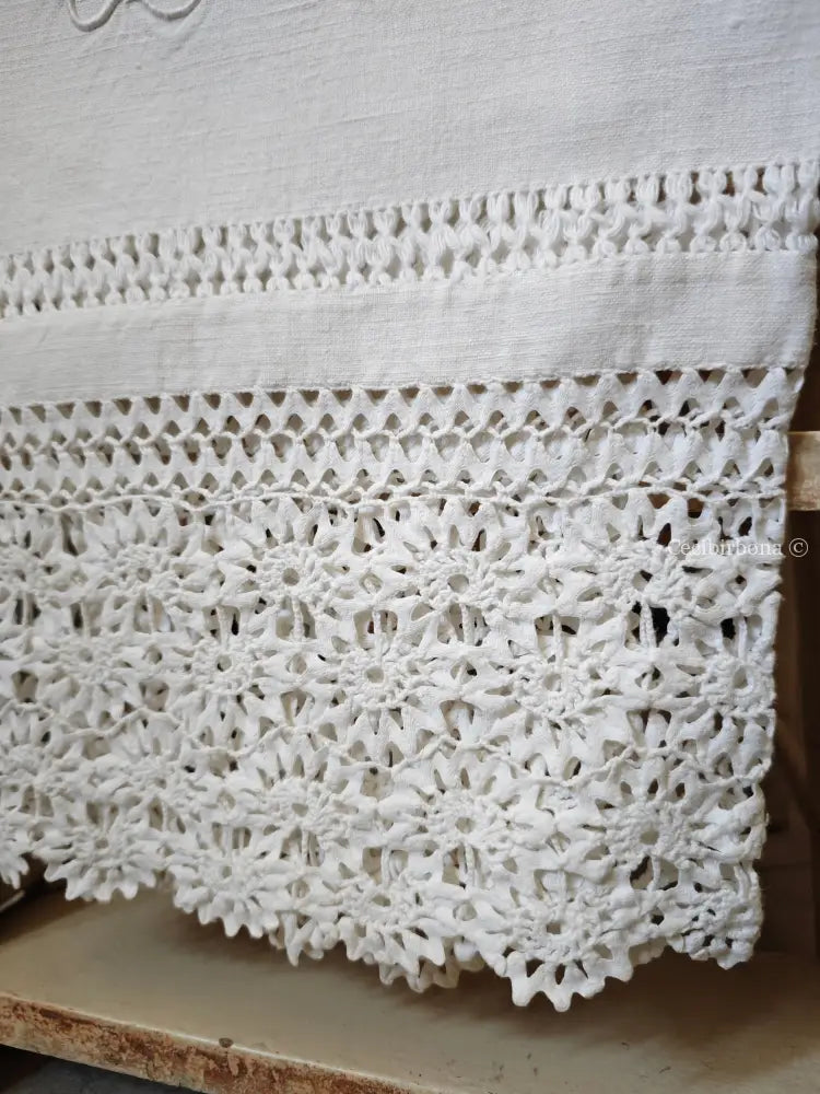 Telo antico in cotone con balze e monogramma biancheria antica per la casa