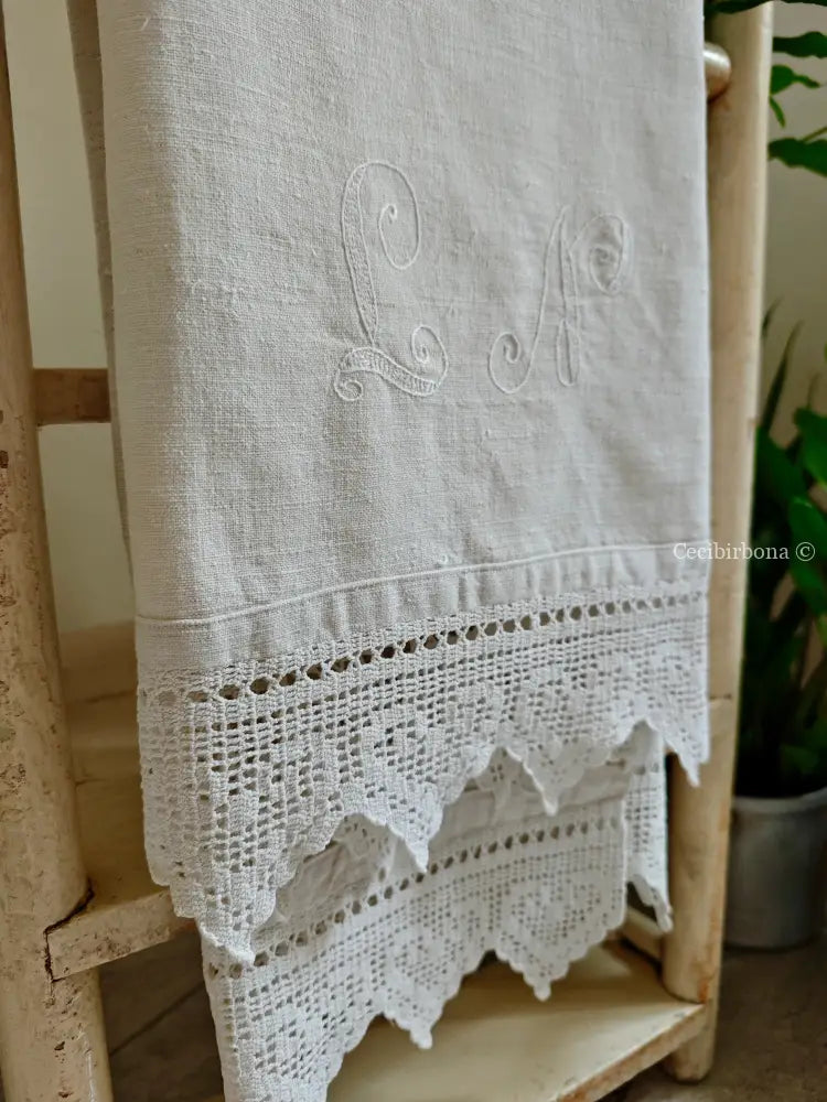 Telo con bordi all’uncinetto e iniziali LN accessori cucina