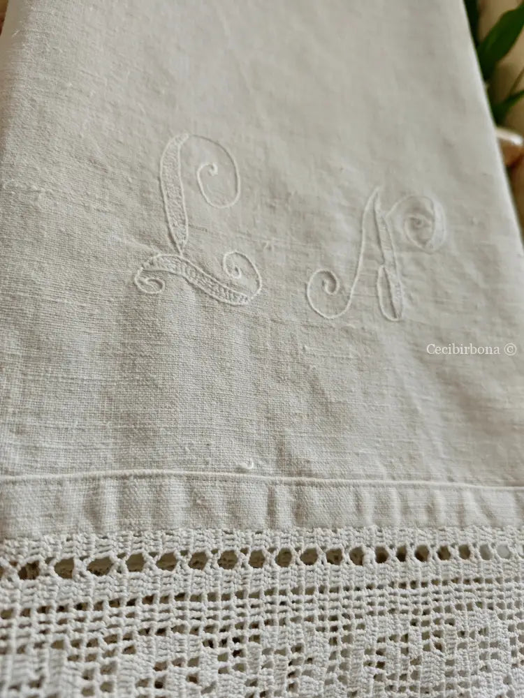 Telo con bordi all’uncinetto e iniziali LN accessori cucina