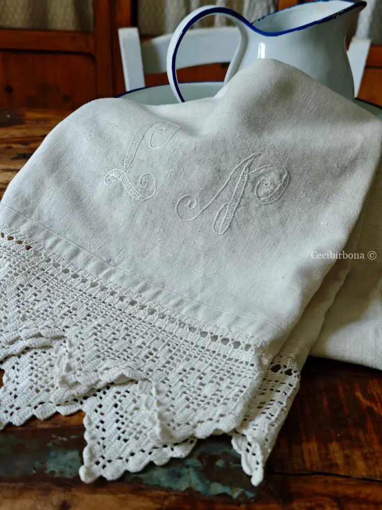 Telo con bordi all’uncinetto e iniziali LN accessori cucina
