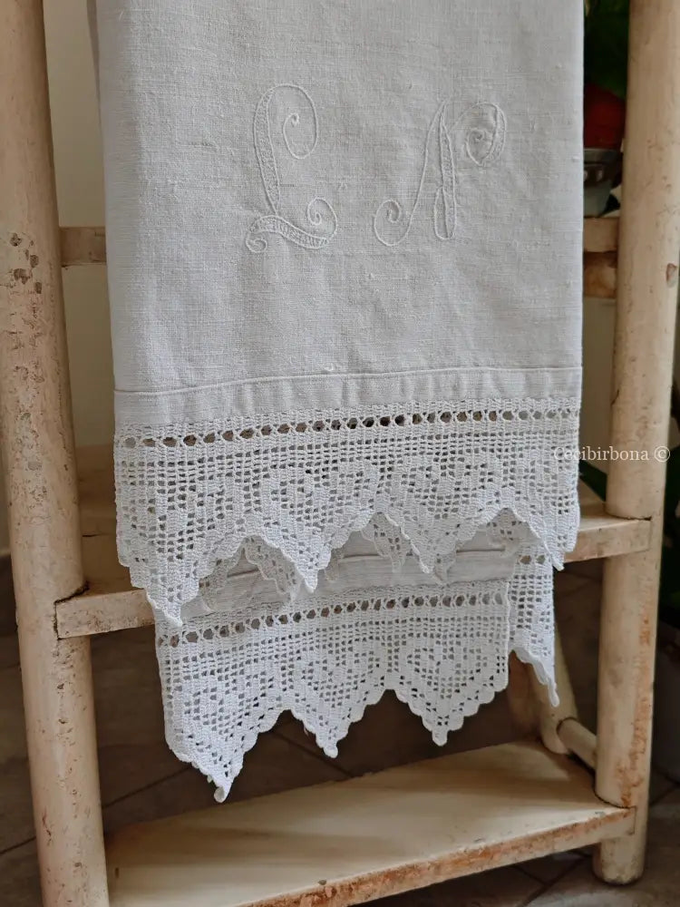 Telo con bordi all’uncinetto e iniziali LN accessori cucina