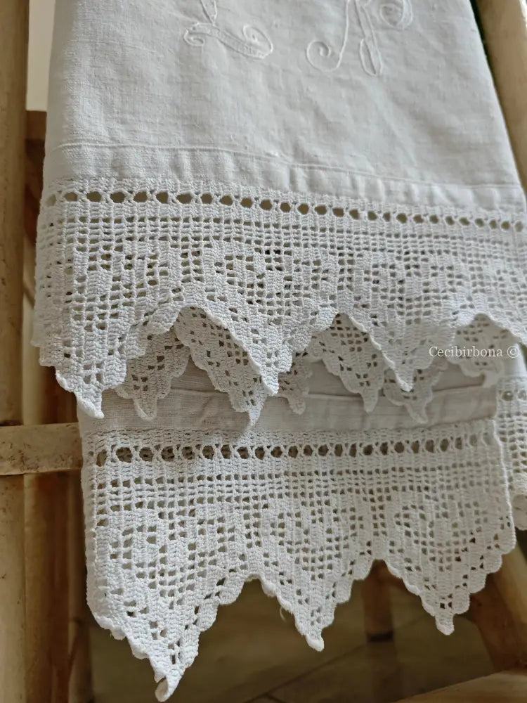 Telo con bordi all’uncinetto e iniziali LN accessori cucina