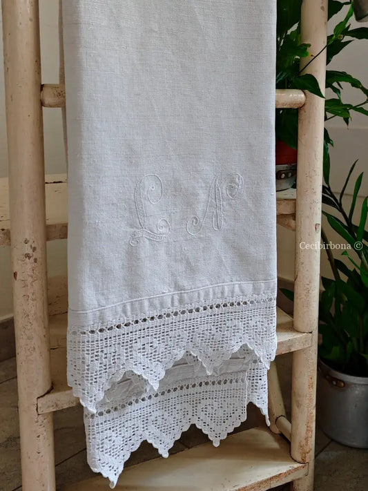 Telo con bordi all’uncinetto e iniziali LN accessori cucina