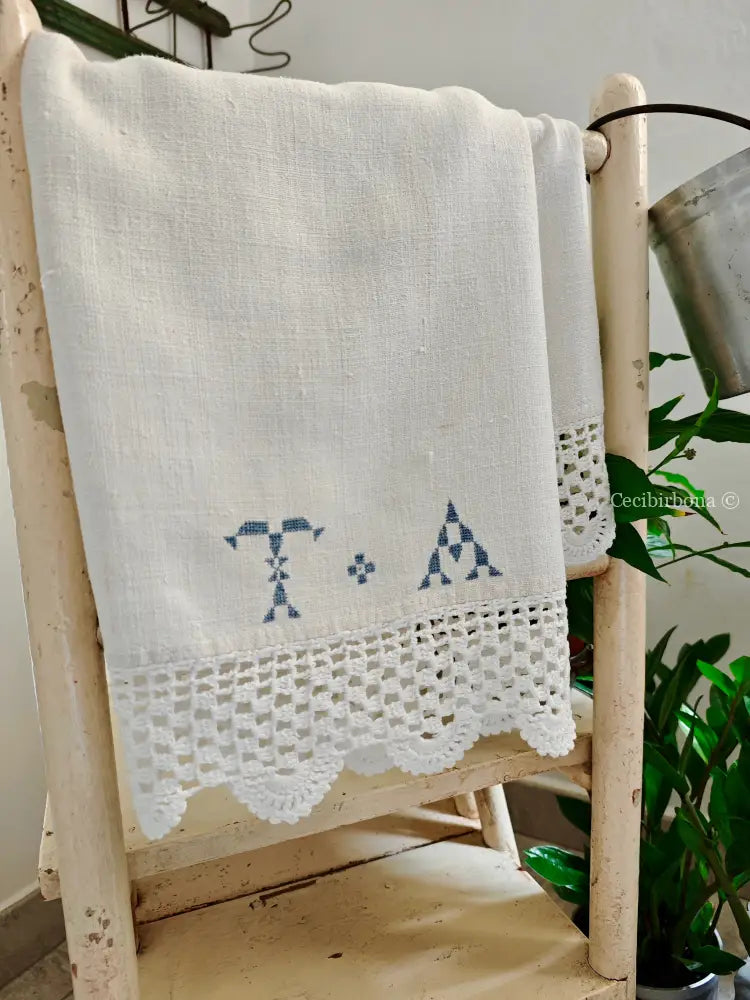 Telo con bordi all’uncinetto e iniziali TA in celeste accessori cucina