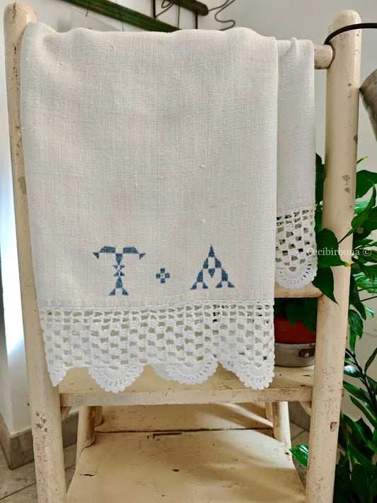 Telo con bordi all’uncinetto e iniziali TA in celeste accessori cucina
