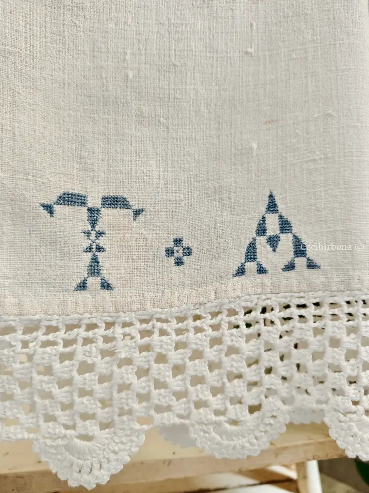 Telo con bordi all’uncinetto e iniziali TA in celeste accessori cucina