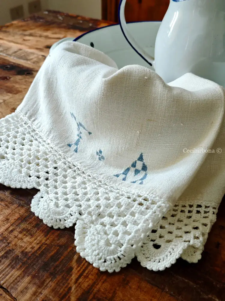 Telo con bordi all’uncinetto e iniziali TA in celeste accessori cucina