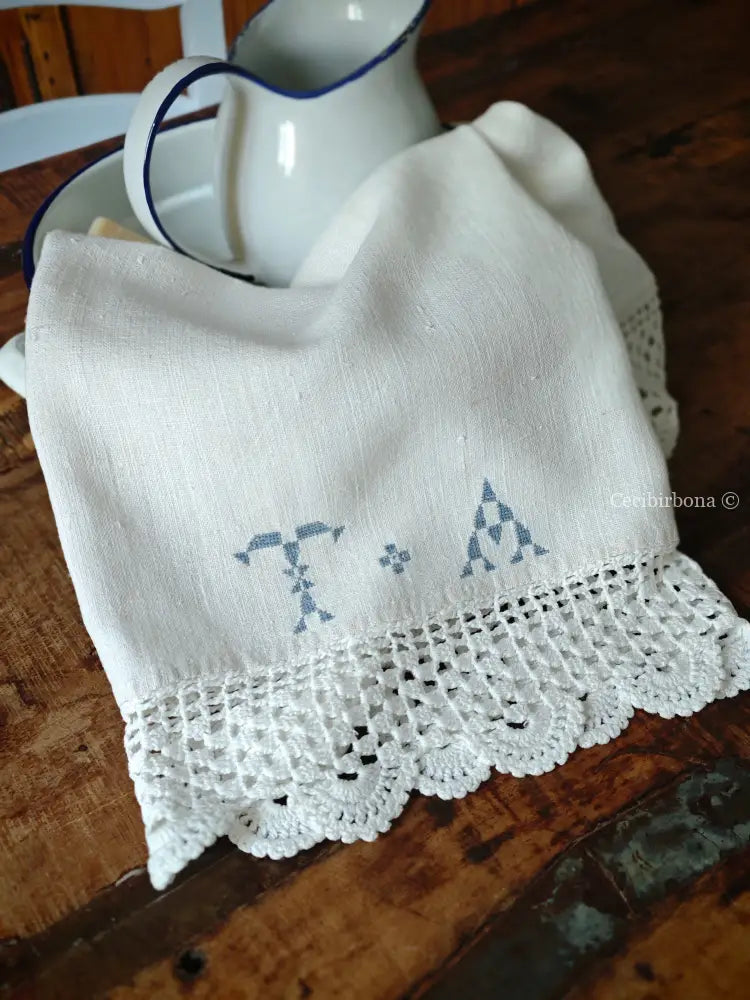 Telo con bordi all’uncinetto e iniziali TA in celeste accessori cucina