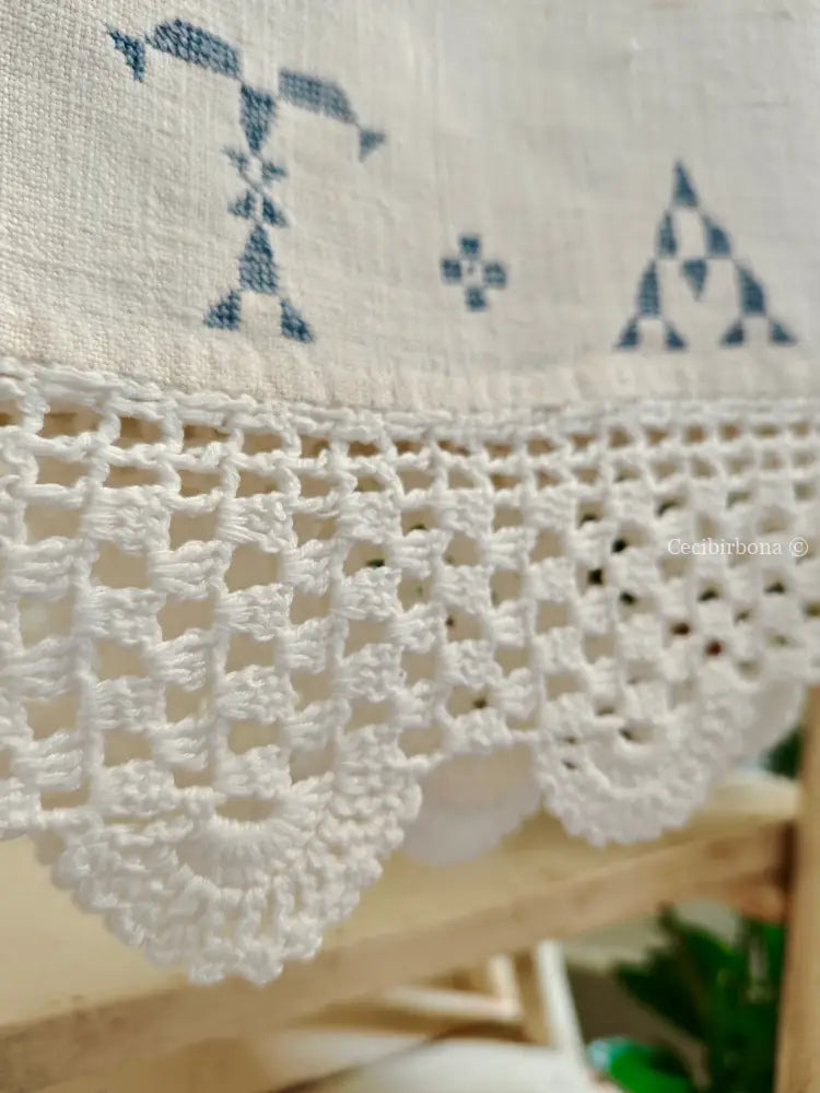 Telo con bordi all’uncinetto e iniziali TA in celeste accessori cucina