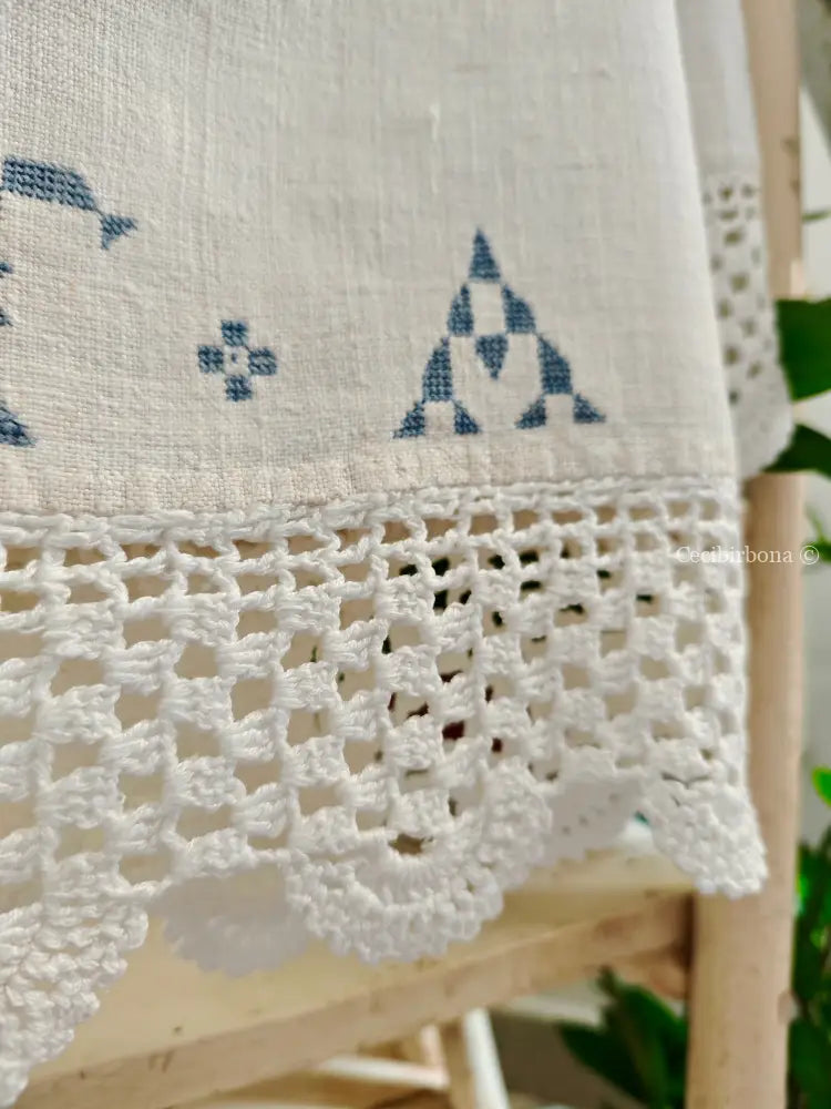 Telo con bordi all’uncinetto e iniziali TA in celeste accessori cucina
