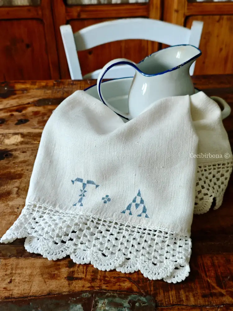 Telo con bordi all’uncinetto e iniziali TA in celeste accessori cucina