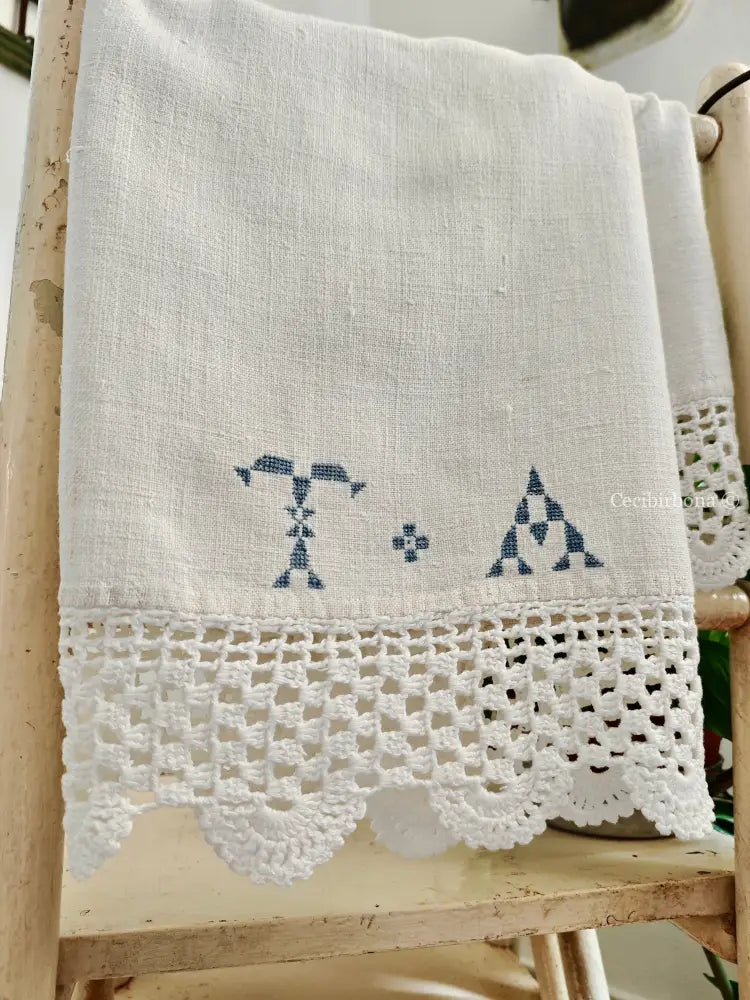 Telo con bordi all’uncinetto e iniziali TA in celeste accessori cucina