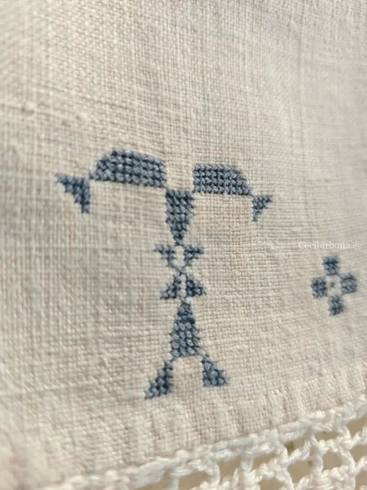 Telo con bordi all’uncinetto e iniziali TA in celeste accessori cucina