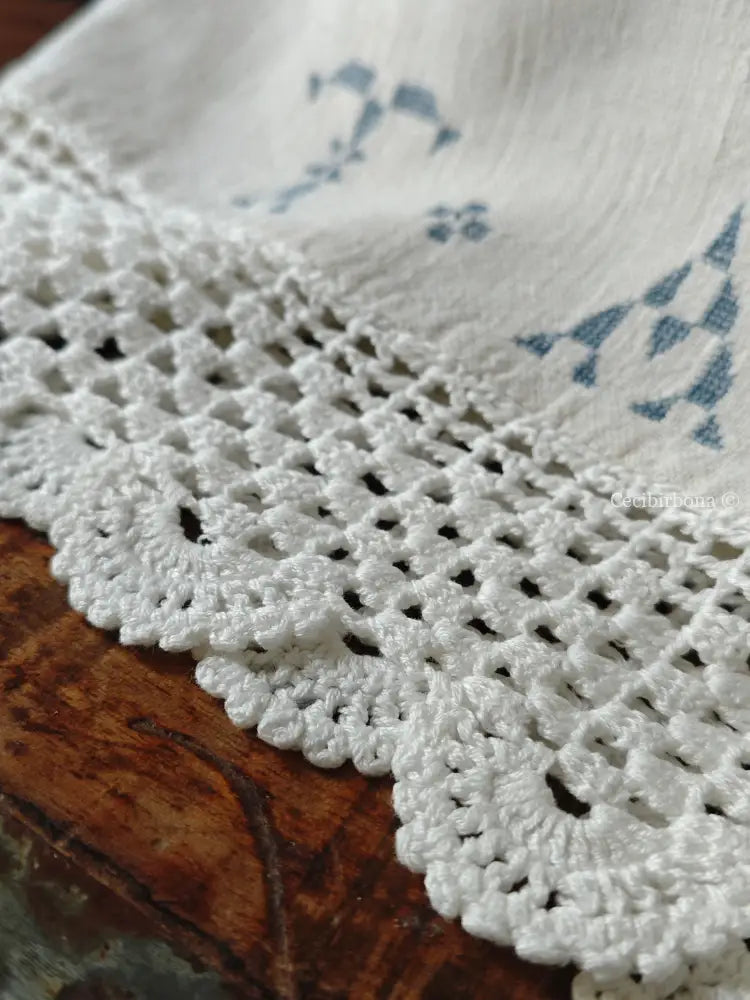 Telo con bordi all’uncinetto e iniziali TA in celeste accessori cucina