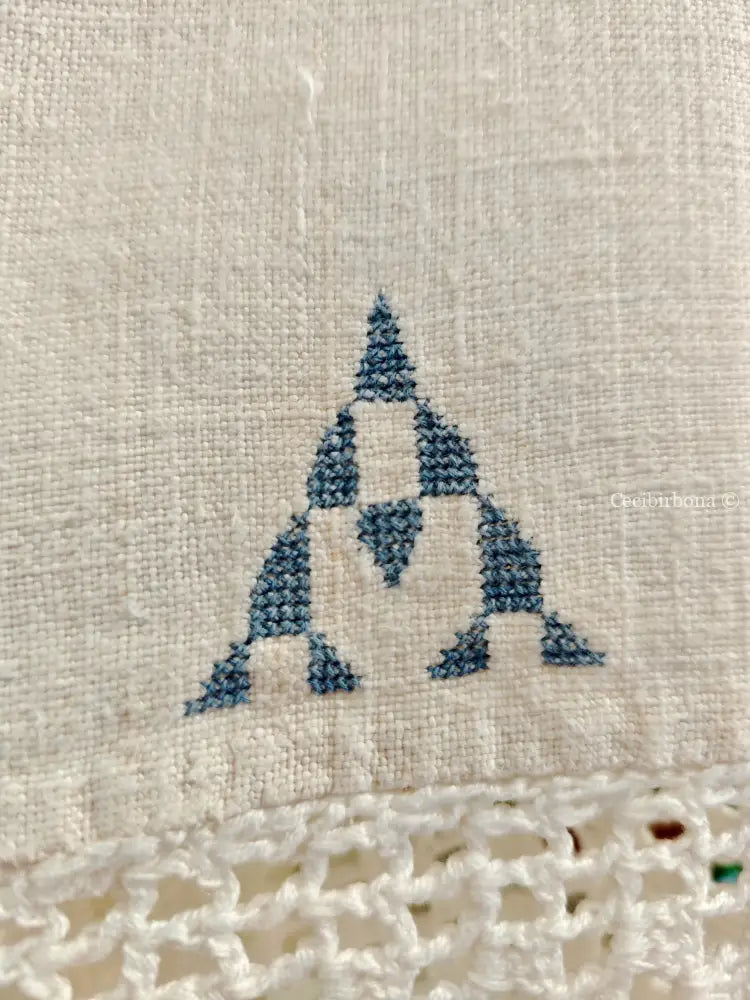 Telo con bordi all’uncinetto e iniziali TA in celeste accessori cucina