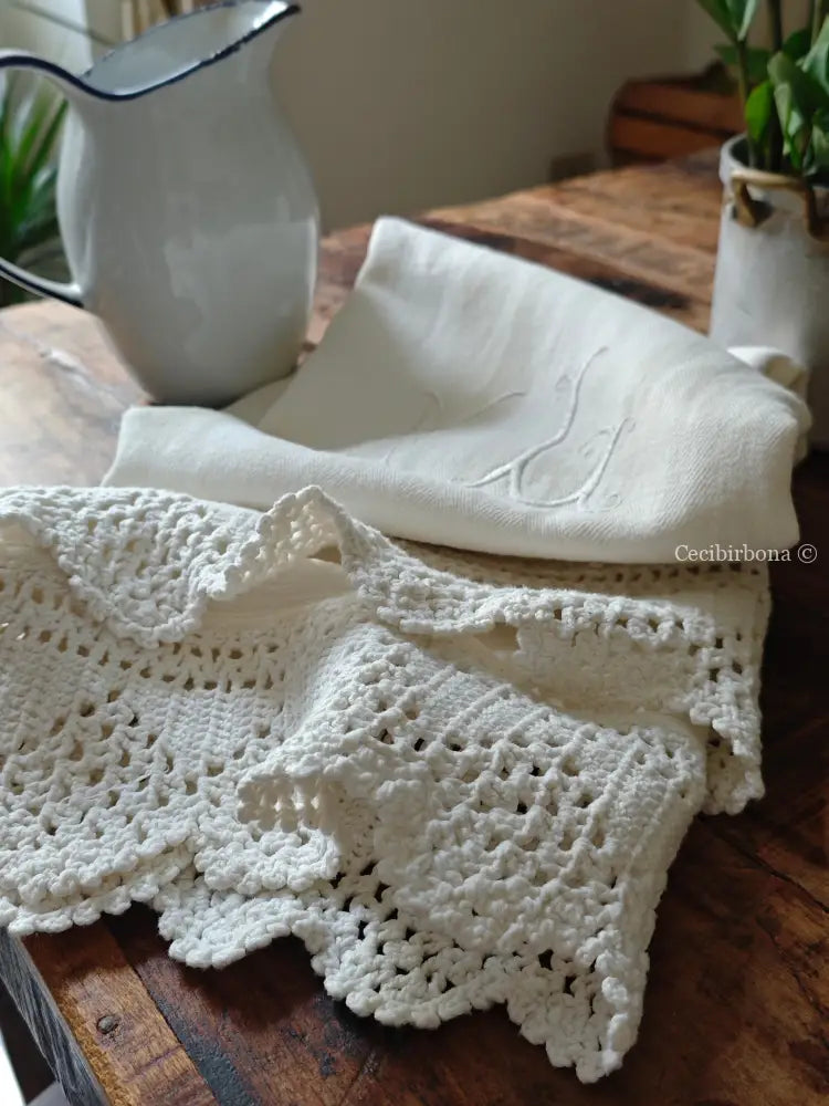 Telo in cotone spigato con balze uncinetto e monogramma NL biancheria antica per la casa