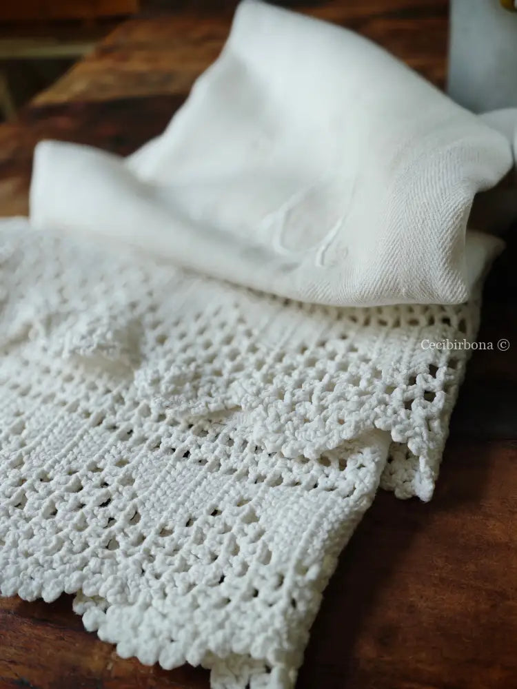 Telo in cotone spigato con balze uncinetto e monogramma NL biancheria antica per la casa