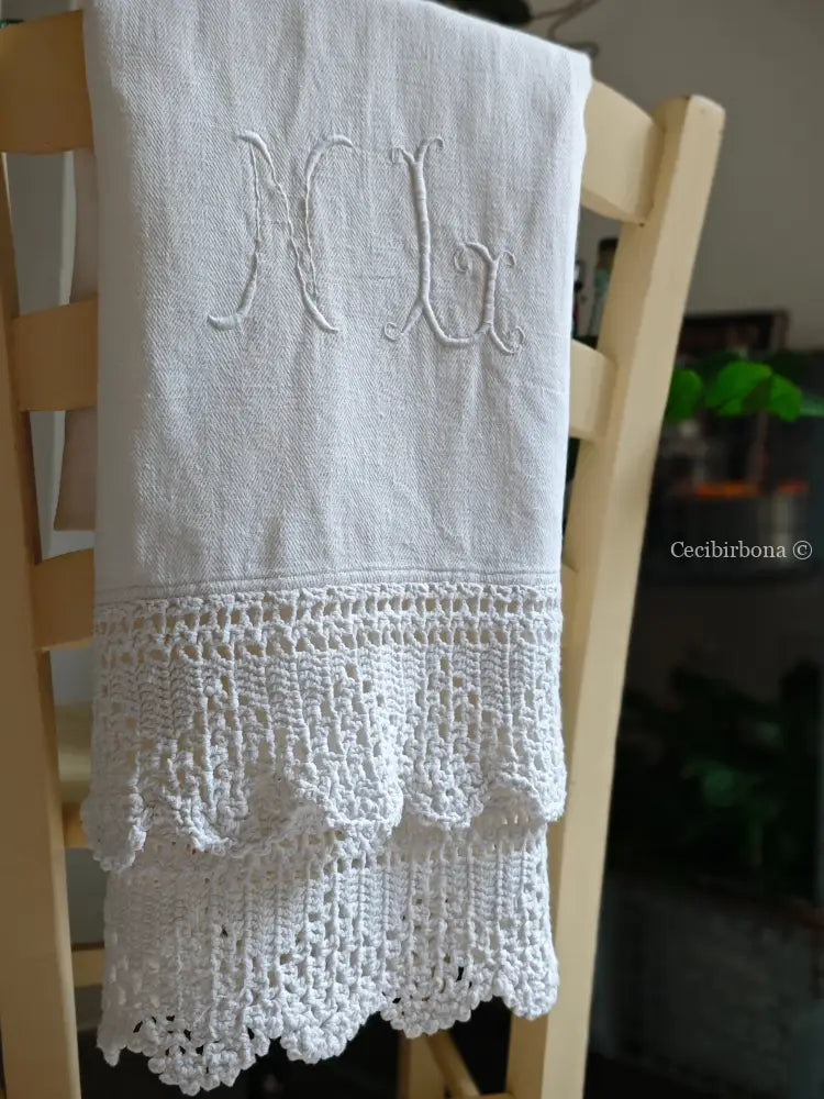 Telo in cotone spigato con balze uncinetto e monogramma NL biancheria antica per la casa