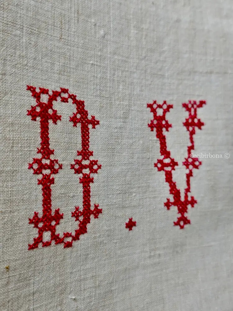 Telo in lino antico con monogramma DV e bordo ad uncinetto Telo in lino