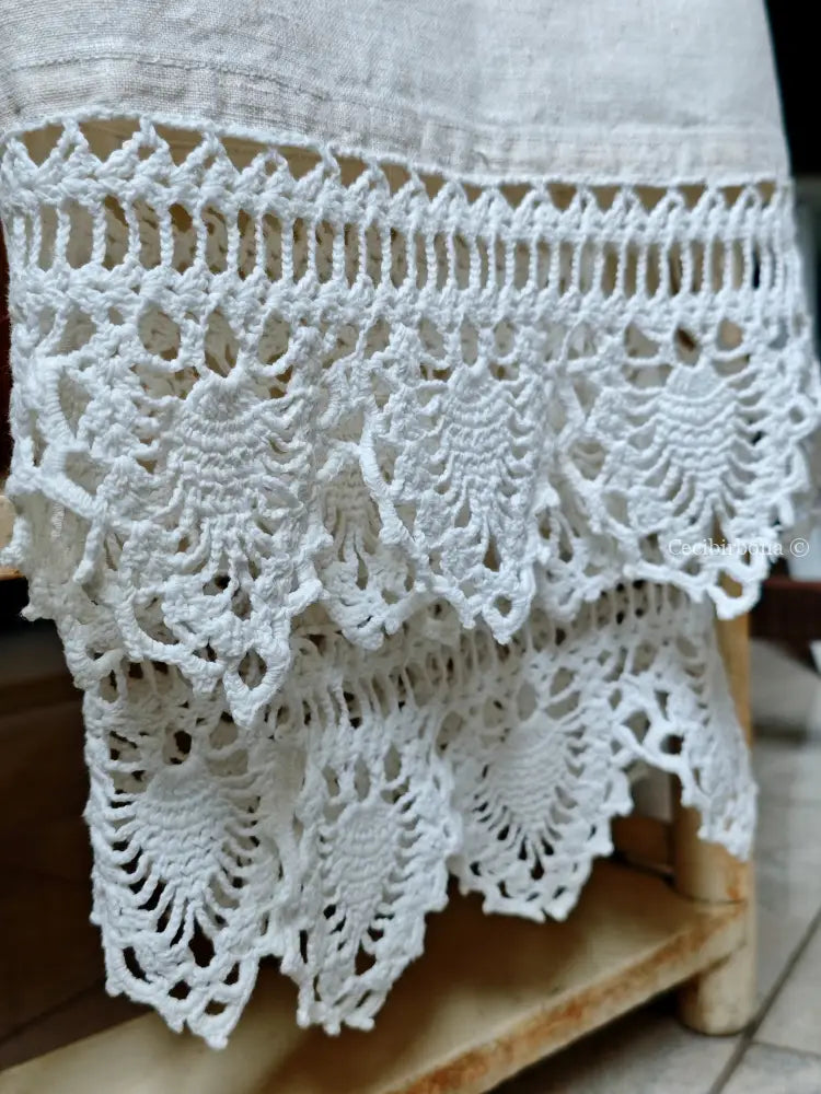 Telo in lino antico con monogramma DV e bordo ad uncinetto Telo in lino