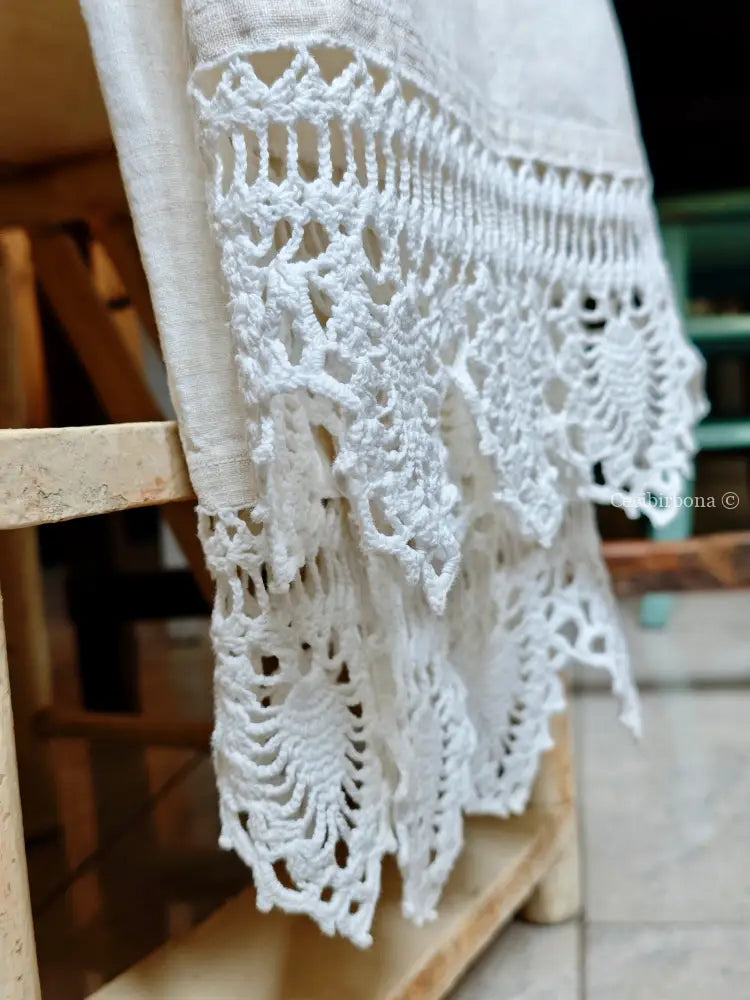 Telo in lino antico con monogramma DV e bordo ad uncinetto Telo in lino