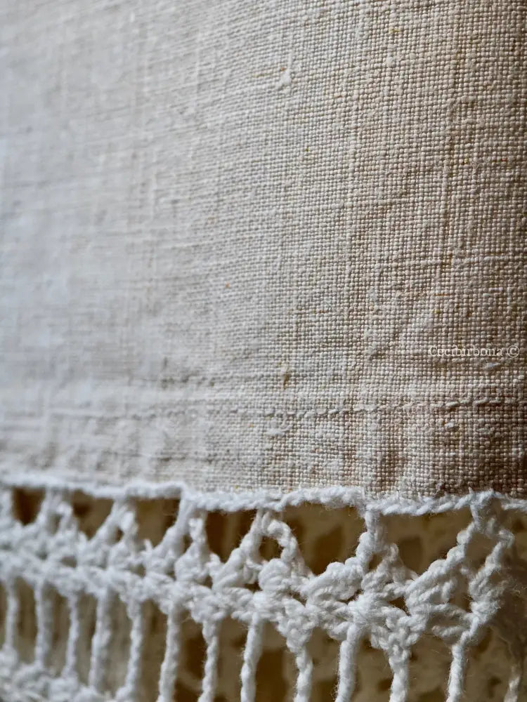 Telo in lino antico con monogramma DV e bordo ad uncinetto Telo in lino