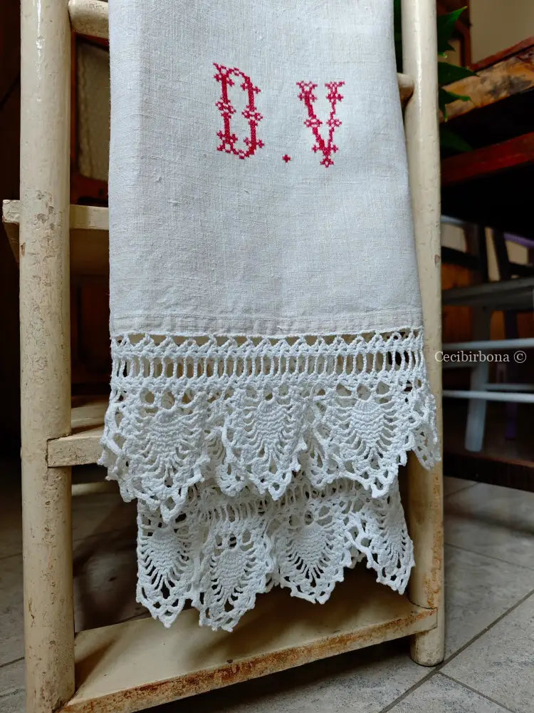 Telo in lino antico con monogramma DV e bordo ad uncinetto Telo in lino