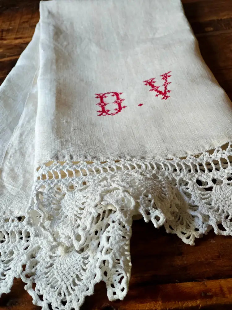 Telo in lino antico con monogramma DV e bordo ad uncinetto Telo in lino