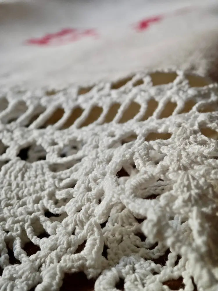 Telo in lino antico con monogramma DV e bordo ad uncinetto Telo in lino