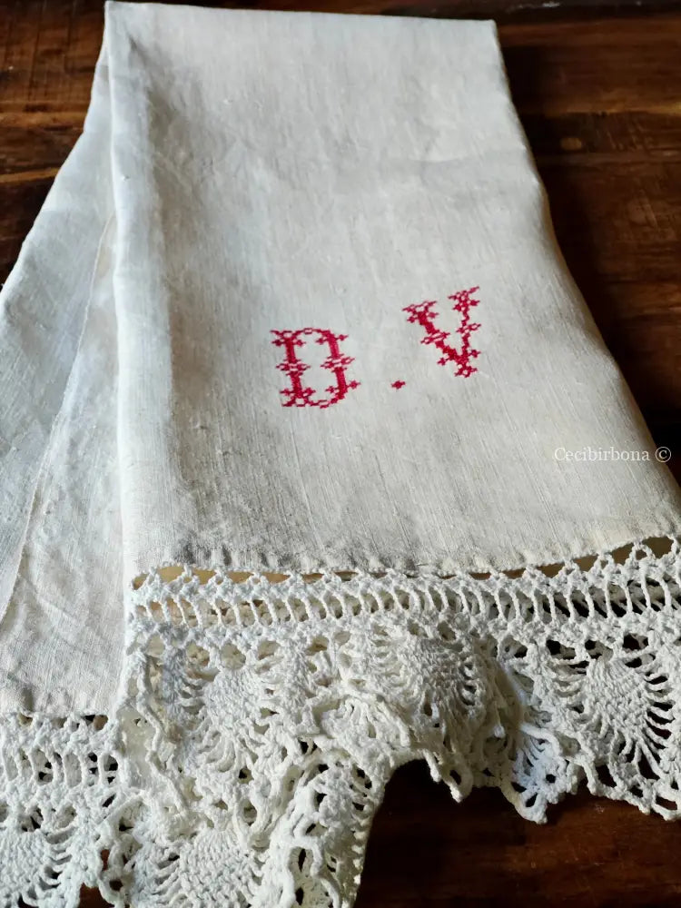 Telo in lino antico con monogramma DV e bordo ad uncinetto Telo in lino