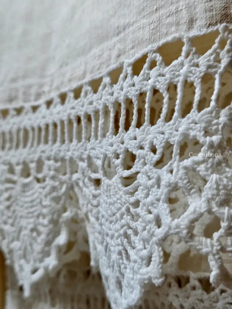 Telo in lino antico con monogramma DV e bordo ad uncinetto Telo in lino