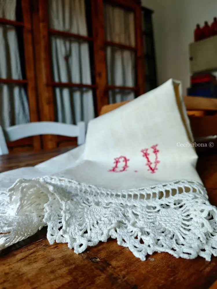 Telo in lino antico con monogramma DV e bordo ad uncinetto Telo in lino