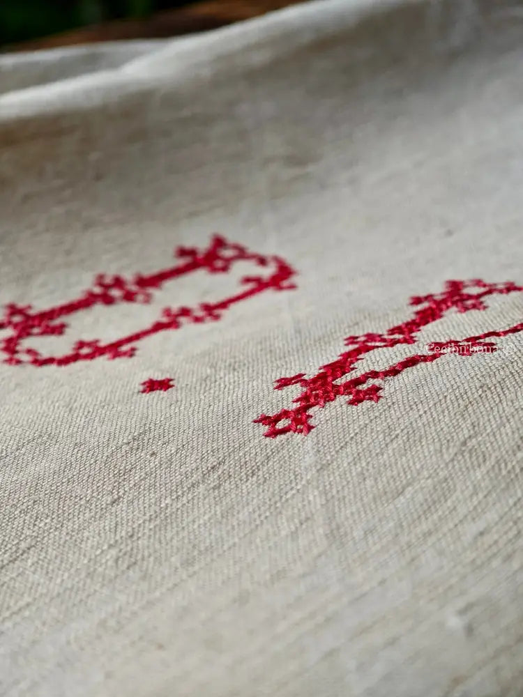 Telo in lino antico con monogramma DV e bordo ad uncinetto Telo in lino