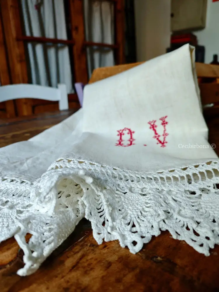 Telo in lino antico con monogramma DV e bordo ad uncinetto Telo in lino