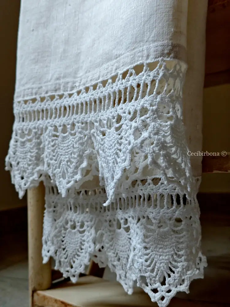 Telo in lino antico con monogramma DV e bordo ad uncinetto Telo in lino