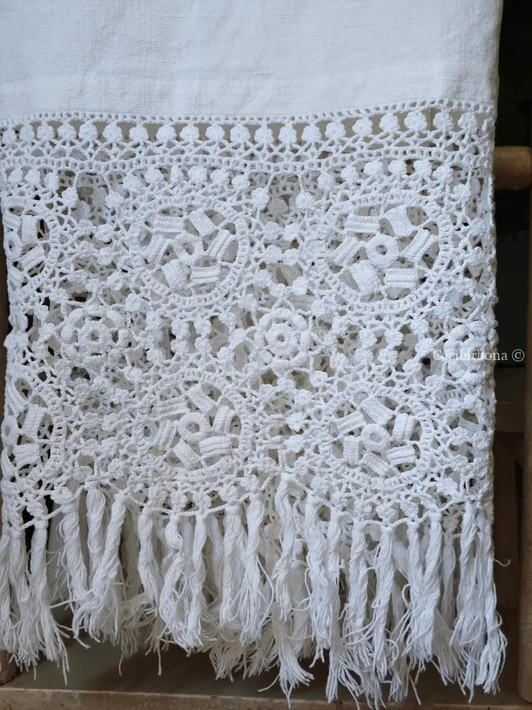 Telo in lino con alte balze all’uncinetto e monogramma BP biancheria antica per la casa