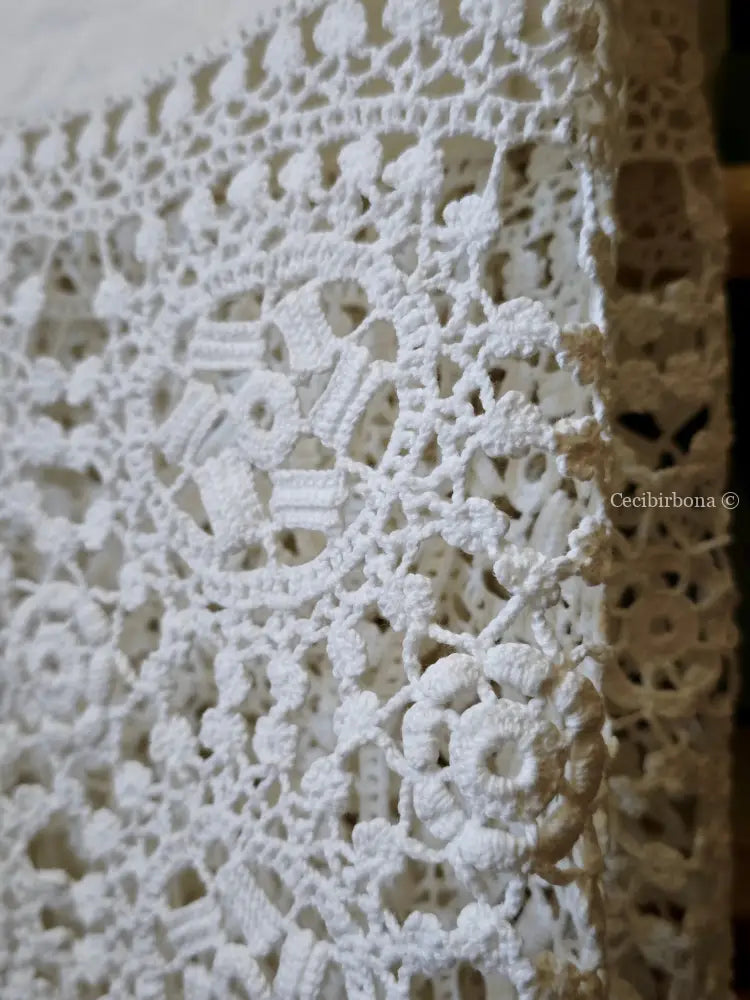 Telo in lino con alte balze all’uncinetto e monogramma BP biancheria antica per la casa